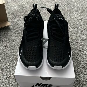 New Nike air max 270!
Size 8 women’s